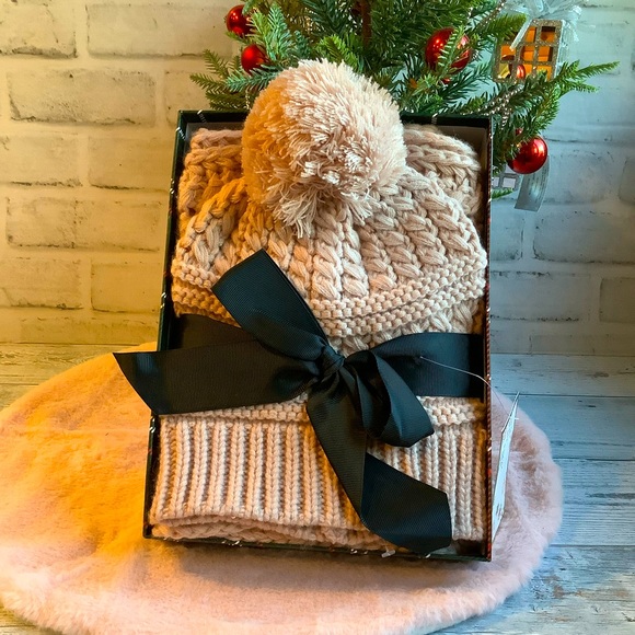 Loop & Beanie Scarf & Hat In Gift Box - Picture 2 of 3